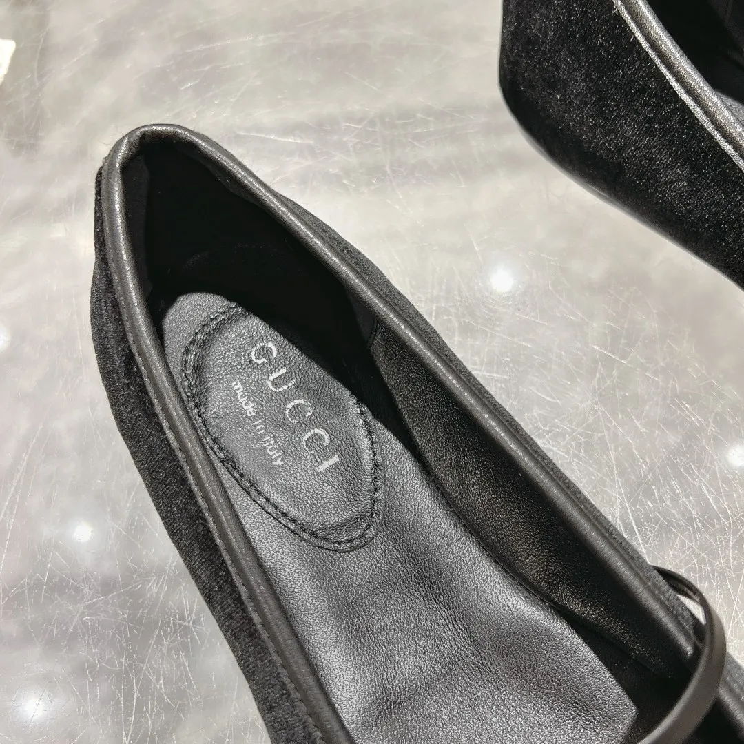 👟👟Ex-factory price 560👟👟 Gucci Horsebit series women's ballet flats. This iconic horsebit ballet flats features a square toe design and elegant bow details, paying tribute to the traditional ballet shoe style. This piece is crafted from Gucci ankh leather and embellished with a light gold-tone horsebit buckle. A 'sacchetto' construction with a soft, padded insole provides a great fit. ✅Size: 35-42 (customized for 40-42) ✅Sole material: Imported Italian genuine leather sole ✅Packaging: Brand new red box packaging
